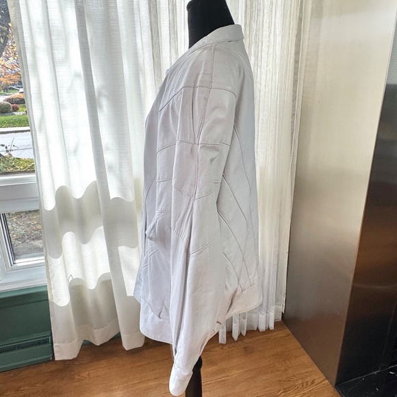 Vintage 1980s leather jacket, white oversized shoulders, batwing sleeves, 14/16 - Picture 4 of 13